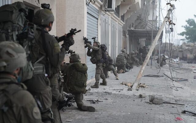 Des troupes de la 98e division opérant dans le sud de Gaza, à Khan Younès, sur une photo publiée le 6 décembre 2023. (Crédit : Armée israélienne)