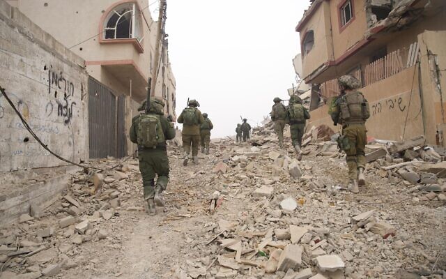 Des soldats israéliens dans la bande de Gaza, sur une photo diffusée le 9 décembre 2023. (Crédit : Armée israélienne)