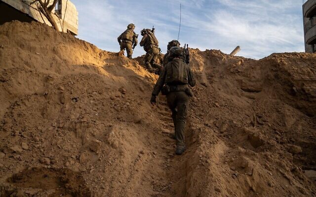 Des troupes de l’armée israélienne opérant dans la bande de Gaza, sur une photo publiée le 14 décembre 2023. (Crédit : Armée israélienne)