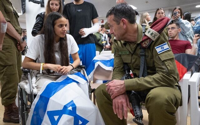 Le chef d'état-major de l’armée israélienne, le lieutenant-général Herzi Halevi, rencontrant des soldats blessés, à l'hôpital de Sheba, à Ramat Gan, le 13 décembre 2023. (Crédit : Armée israélienne)