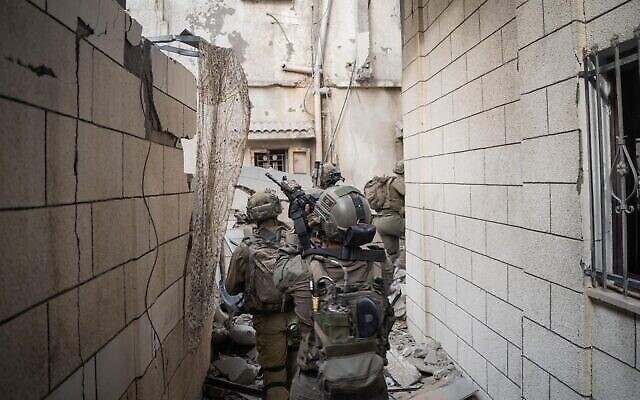 Cette photo fournie par l'armée israélienne le 15 décembre 2023 montre des troupes opérant dans la bande de Gaza au milieu de la guerre contre le Hamas. (Crédit : armée israélienne)
