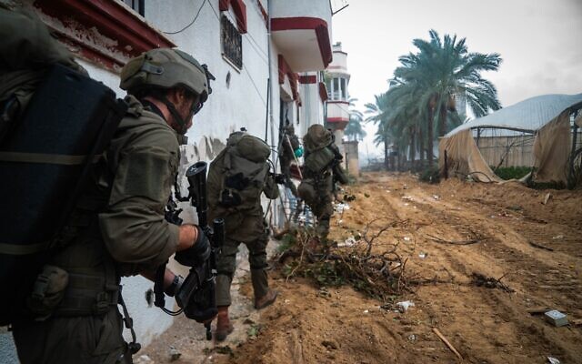 Des troupes de la Brigade Commando opèrent à Khan Younis, dans le sud de Gaza, sur une photo publiée le 15 décembre 2023. (Crédit : Armée israélienne)