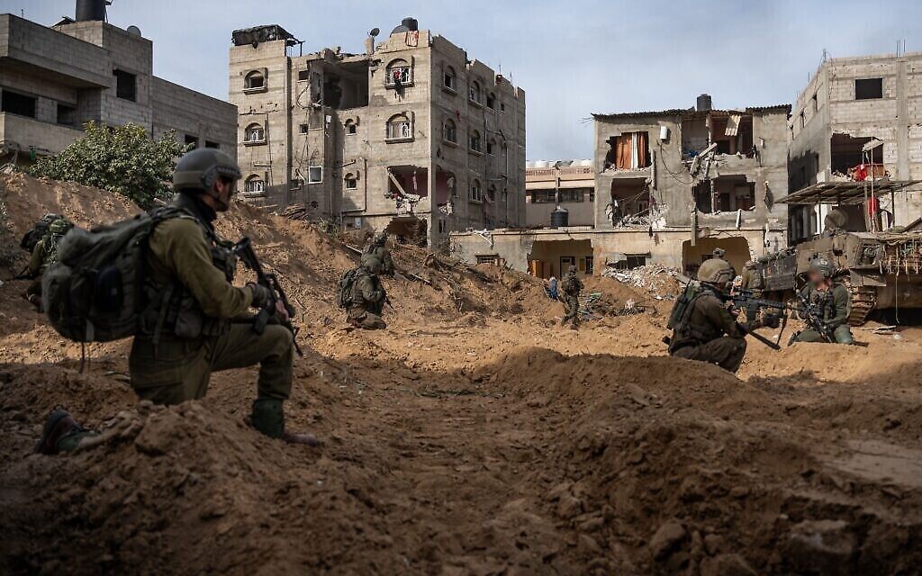 Les troupes israéliennes opérant dans la bande de Gaza, sur une photo publiée le 16 décembre 2023 (Crédit : Armée israélienne)