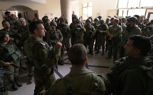 Le chef d'état-major de l’armée israélienne, le lieutenant-général Herzi Halevi, s'adressant aux troupes de la 99e division, dans la bande de Gaza, le 17 décembre 2023. (Crédit : Armée israélienne)