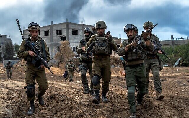 Le commandant de la 162e division, le général de brigade Itzik Cohen (au centre), avec d'autres officiers à Jabaliya, à Gaza City, dans une image publiée le 19 décembre 2023. (Crédit : armée israélienne)