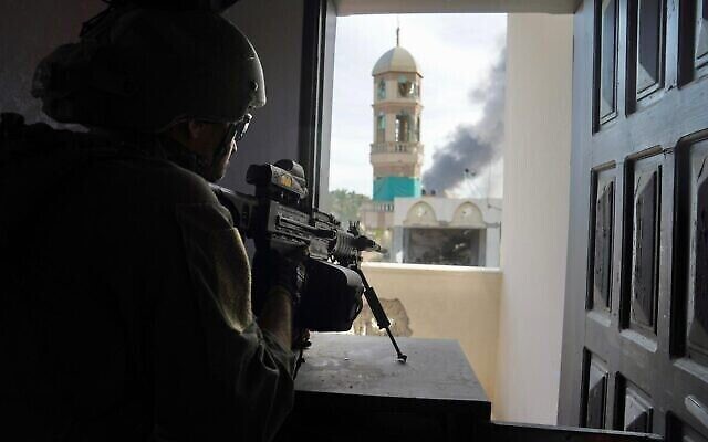Des troupes israéliennes opèrent dans la bande de Gaza sur une photo publiée par l'armée le 21 décembre 2023. (Crédit : armée israélienne)