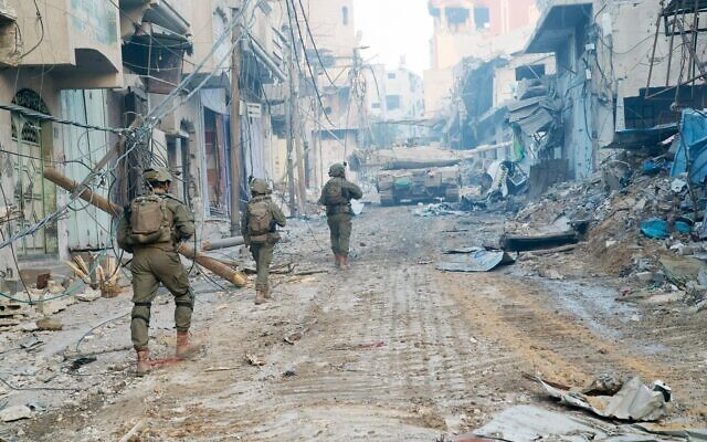 Des troupes de la 36e division opérant dans le quartier de Shejaiya, à Gaza City, sur une photo publiée le 21 décembre 2023. (Crédit : Armée israélienne)