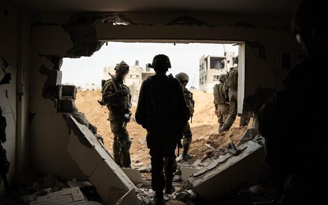 Les soldats de l’armée israélienne opérant dans la bande de Gaza, sur une photo diffusée le 23 décembre 2023. (Crédit : Armée israélienne)
