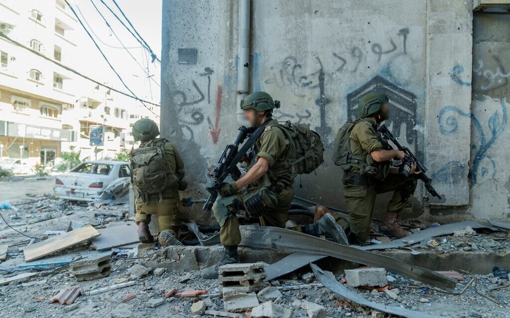 Illustration : Des soldats de l’armée israélienne opérant dans la bande de Gaza, sur une photo diffusée le 23 décembre 2023. (Crédit : Armée israélienne)