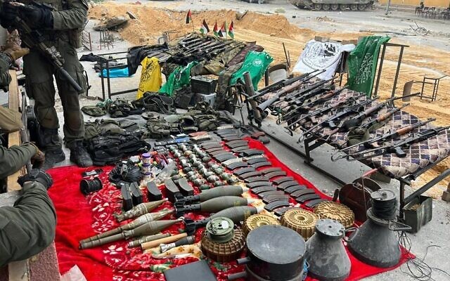 Des armes du Hamas découvertes par les troupes de l’armée israélienne dans une école du quartier Sheikh Radwan de Gaza City, le 24 décembre 2023. (Crédit : Armée israélienne)