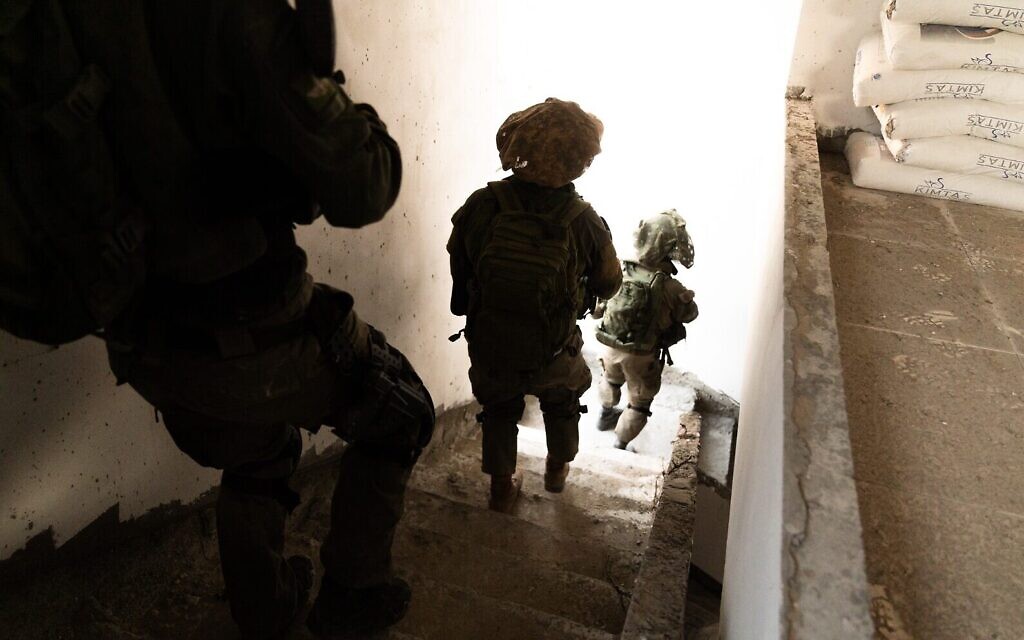 Des soldats israéliens opérant dans la bande de Gaza, sur une photo non datée publiée le 27 décembre 2023. (Crédit : Armée israélienne)