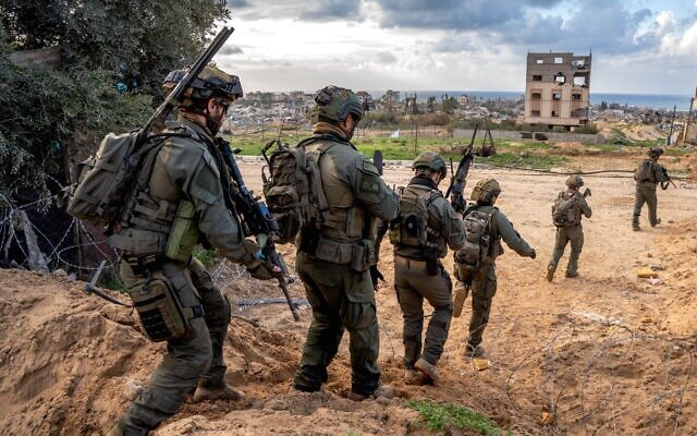 Des soldats israéliens dans la bande de Gaza sur une photo non-datée qui a été diffusée par l'armée, le 27 décembre 2023. (Crédit : Armée israélienne)