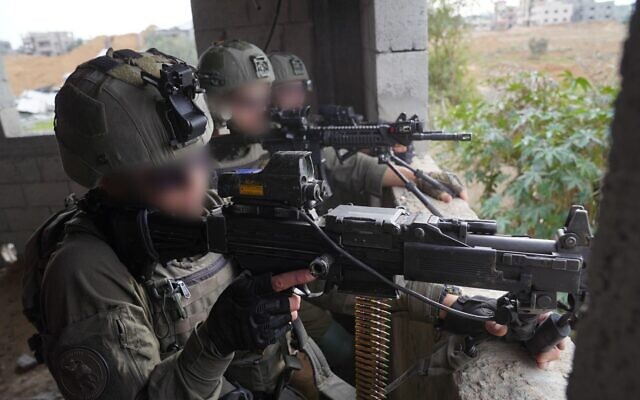 Les forces israéliennes dans la bande de Gaza, une photo diffusée le 29 décembre 2023. (Crédit : Armée israélienne)