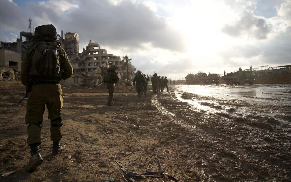 Des soldats de Tsahal interviennent dans la bande de Gaza, sur une photo publiée le 31 décembre 2023. (Crédit : Armée israélienne)