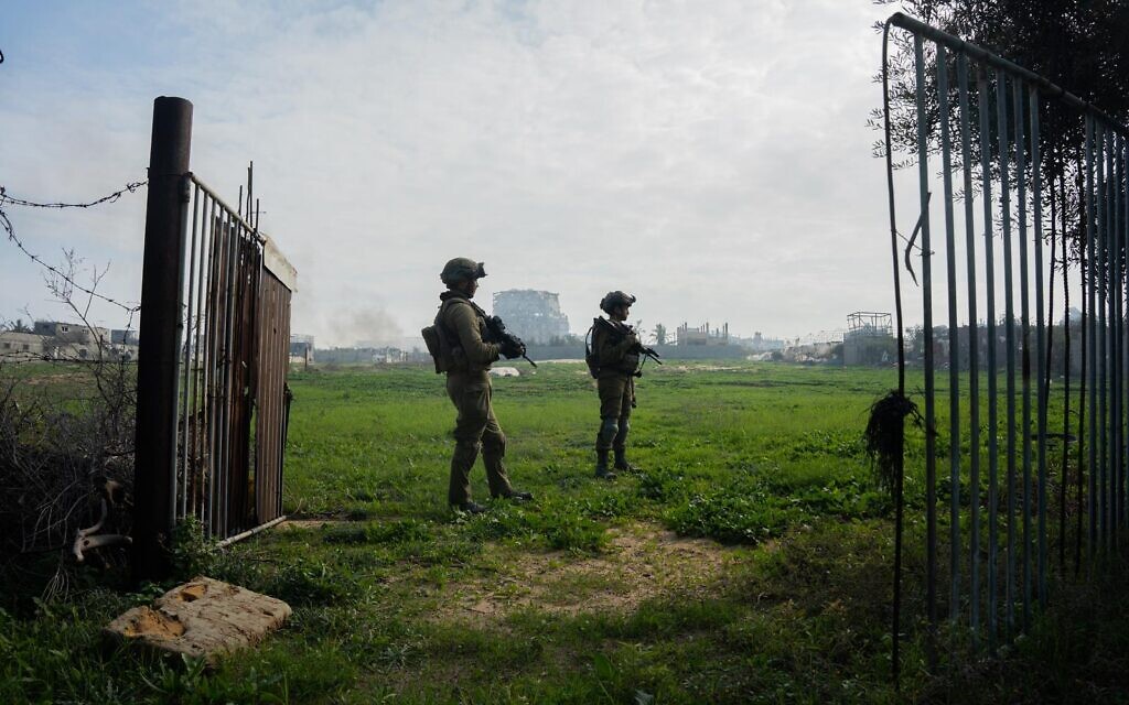 Des soldats de Tsahal interviennent dans la bande de Gaza, sur une photo publiée le 31 décembre 2023. (Crédit : Armée israélienne)
