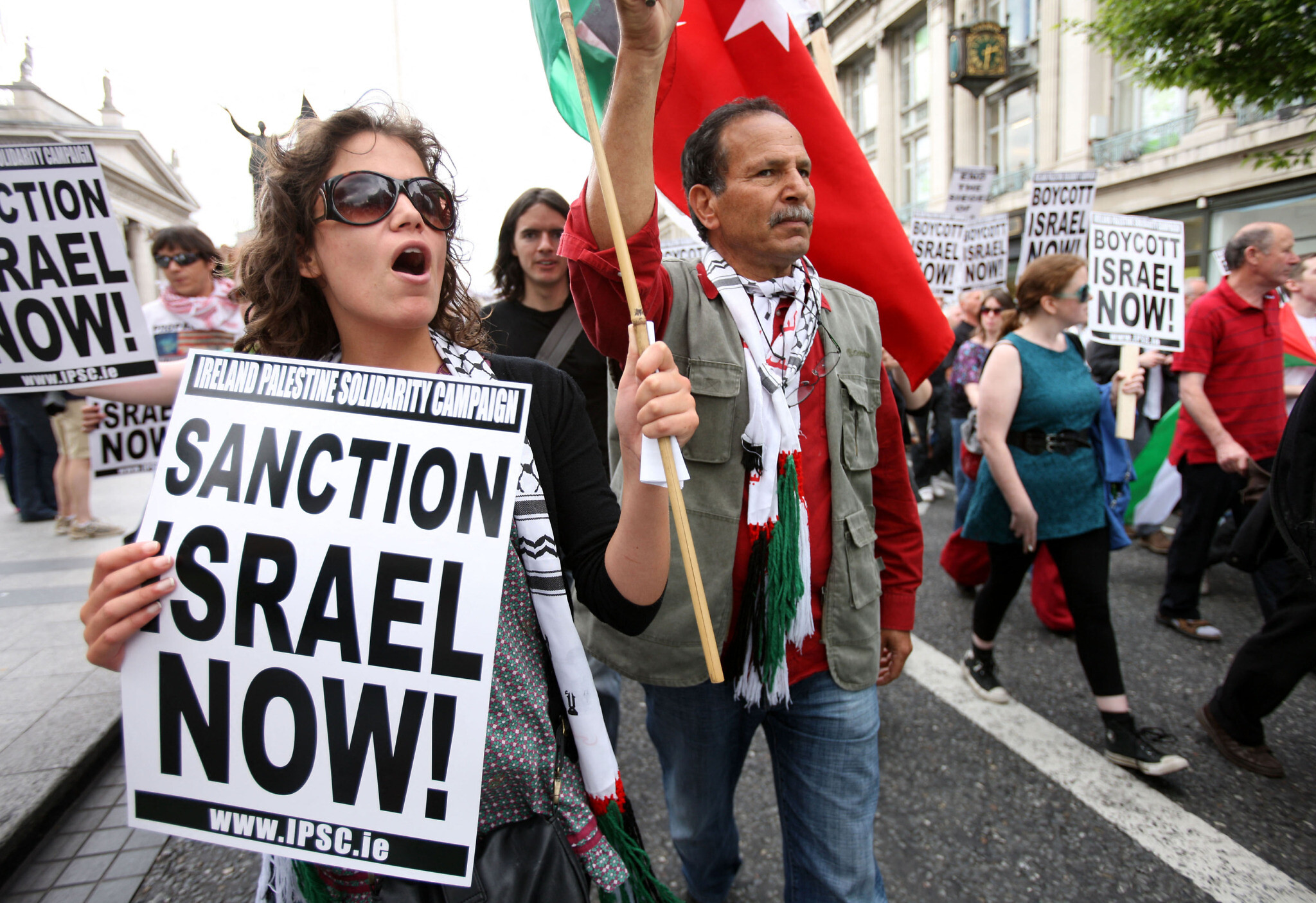 Des activistes lors d'une manifestation anti-israélienne à Dublin condamnant l'incident de la flottille à Gaza qui avait entraîné la mort de neuf activistes et des dizaines de blessés, le 5 juin 2010. (Crédit : PETER MUHLY / AFP)