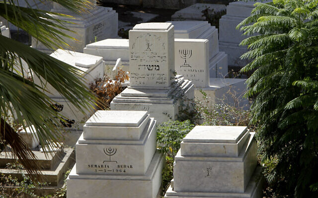 Une vue générale du cimetière juif dans le quartier de Sodeco de la capitale libanaise Beyrouth, le 24 août 2010. (Crédit : Joseph Eïd/AFP)