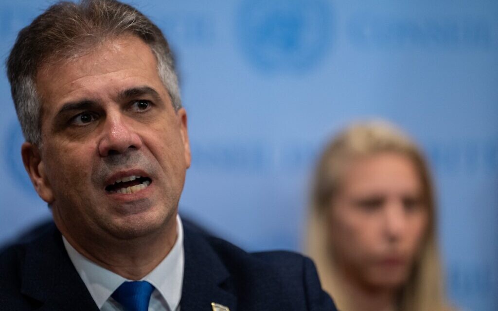 Le ministre des Affaires étrangères Eli Cohen devant les journalistes aux Nations unies, accompagnés par les proches des otages kidnappés par le Hamas, à New York, le 24 octobre 2023. (Crédit : David Dee Delgado/Getty Images/AFP)