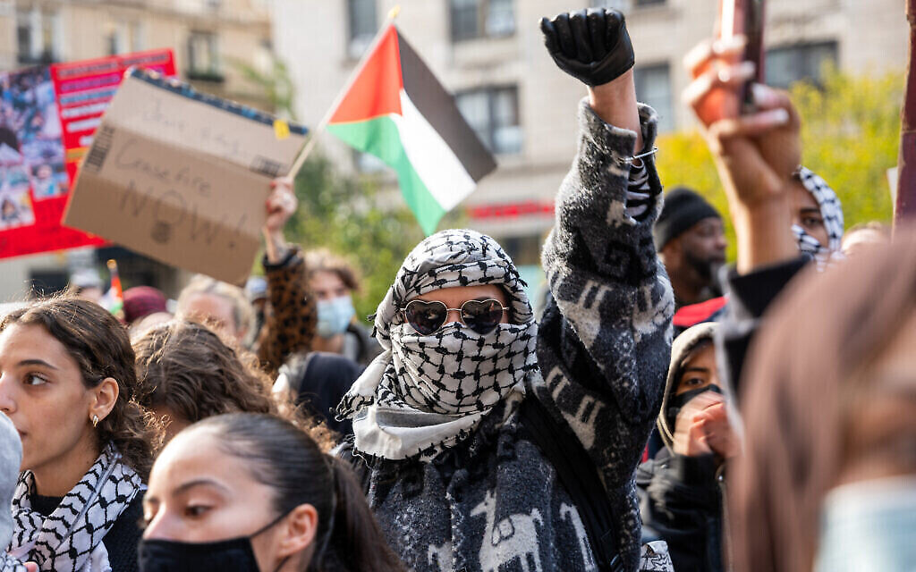 Des étudiants participant à une manifestation de soutien à la Palestine et à la liberté d'expression devant le campus de l'Université Columbia, à New York, le 15 novembre 2023. (Crédit : Spencer Platt/GETTY IMAGES NORTH AMERICA/Getty Images via l'AFP)