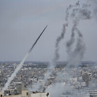 Des roquettes lancées par des groupes terroristes palestiniens depuis la bande de Gaza vers Israël, le 7 octobre 2023. (Crédit : Hatem Moussa/AP)