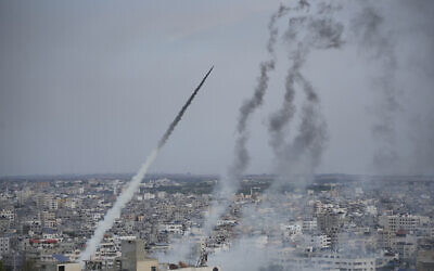 Illustration : Des roquettes lancées par des groupes terroristes palestiniens depuis la bande de Gaza vers Israël, le 7 octobre 2023. (Crédit : Hatem Moussa/AP)