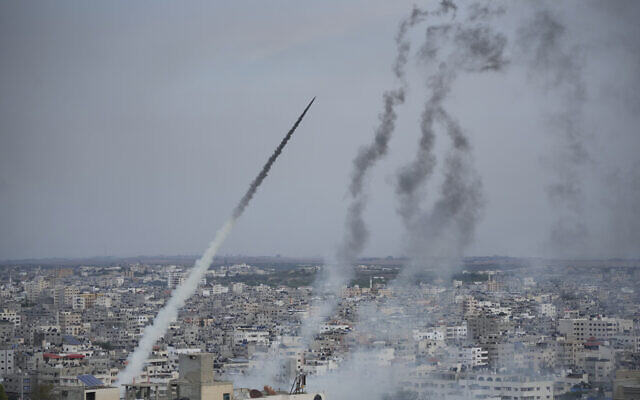 Des roquettes lancées par des groupes terroristes palestiniens depuis la bande de Gaza vers Israël, le 7 octobre 2023. (Crédit : Hatem Moussa/AP)