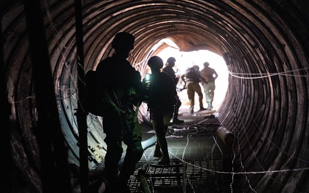 Des soldats se tenant dans un grand tunnel du Hamas trouvé près du poste frontière d'Erez dans le nord de la bande de Gaza, sur une photo diffusée le 17 décembre 2023. (Crédit : Armée israélienne)