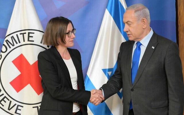 Le Premier ministre Benjamin Netanyahu saluant Mirjana Spoljaric Egger, présidente du Comité international de la Croix-Rouge (CICR), en visite en Israël, le 14 décembre 2023. (Crédit : Amos Ben Gershon/GPO)
