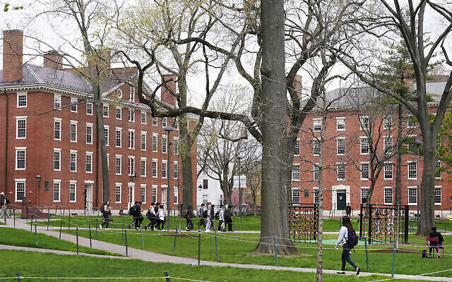 Des étudiants traversent Harvard Yard, le 27 avril 2022, sur le campus de l'Université Harvard à Cambridge, dans le Massachusetts. (Crédit : AP Photo/Charles Krupa)