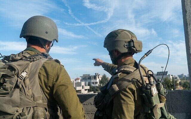 Illustration : Des soldats de l’armée israélienne opérant dans la bande de Gaza, sur cette photo publiée le 4 décembre 2023. (Crédit : Armée israélienne)