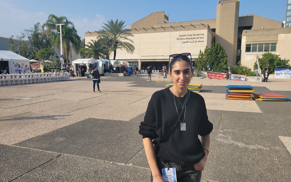 Dinah Elmaleh, étudiante à l'Université Concordia, arrivant sur la "Place des Otages", à Tel Aviv, le 27 décembre 2023. (Crédit : Canaan Lidor/Times of Israel)