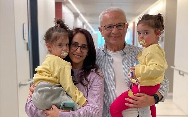 Les jumelles Emma et Yuli Cunio, 3 ans, et leur mère Sharon Aloni Cunio quittent l’hôpital pour enfants Schneider, le 7 décembre 2023. (Crédit : Autorisation du centre médical pour enfants Schneider)