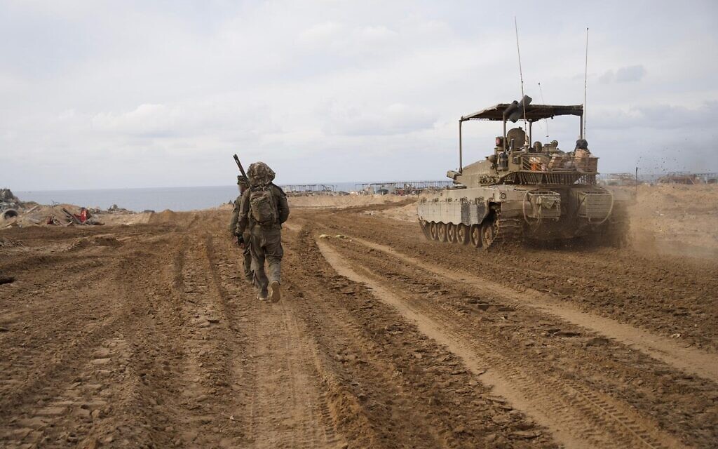 Des troupes de l’armée israélienne en opération, dans la bande de Gaza, sur une photo diffusée le 24 décembre 2023. (Crédit : Armée israélienne)