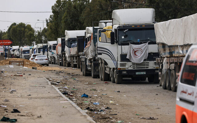 Un convoi de camions transportant du carburant et de l'aide dans le district de Zeitoun, dans la ville de Gaza, le 25 novembre 2023, au deuxième jour d'une trêve temporaire entre Israël et le Hamas. (Crédit : Mahmud Hams/AFP)