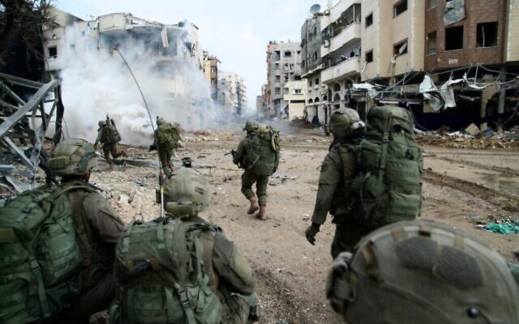 Des soldats israéliens interviennent dans la bande de Gaza dans une photo publiée le 18 décembre 2023 (Crédit : Armée israélienne)