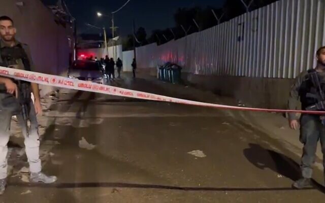 La police sur la scène d'une coups de feu meurtriers à Lod, le 29 décembre 2023. (Capture d'écran/Israel Police)