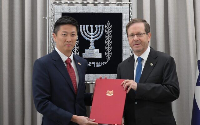Le nouvel ambassadeur de Singapour  Ian Mack, à gauche, présente sa lettre de créance au président Isaac Herzog à Jérusalem, le 19 décembre 20200. (Crédit : Amos Ben Gershom/GPO)