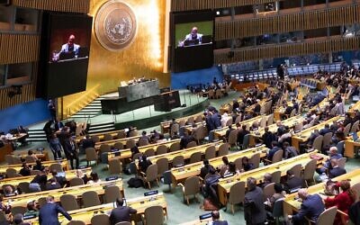 Le président de l'Assemblée générale des Nations unies, Dennis Francis (à l'écran), prononce un discours lors d'une session extraordinaire d'urgence sur la situation à Gaza, le 12 décembre 2023. (Crédit : ONU/Manuel Elias)