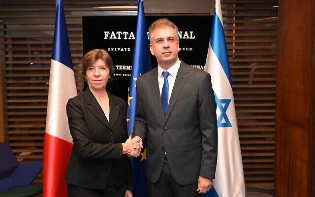 Le ministre des Affaires étrangères Eli Cohen (à droite) rencontre la ministre française des Affaires étrangères Catherine Colonna, en visite, le 17 décembre 2023. (Crédit : Shlomi Amsalem/Ministère des Affaires étrangères)