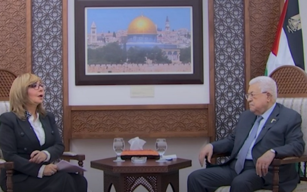 Le président de l'Autorité palestinienne Mahmoud Abbas lors d'un entretien avec la journaliste égyptienne Lamis Elhadidy, présentatrice de l'émission "Kelma Akhira" (Dernier mot) sur la chaîne ON TV, le 25 décembre 2023. (Crédit : Facebook ; utilisée conformément à la clause 27a de la loi sur le droit d'auteur)