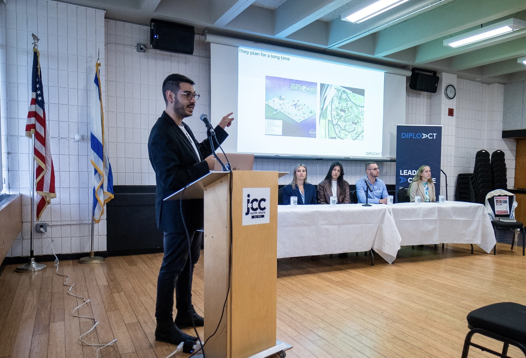 Jonathan Elkhoury, défenseur d'Israël, lors d'une conférence publique au centre communautaire juif de Marblehead, dans le Massachusetts, le 5 novembre 2023. (Crédit : Harel Madhala)