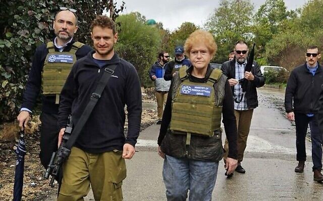 Deborah Lipstadt, envoyée des États-Unis pour la lutte contre l'antisémitisme, lors d'une visite des communautés du sud d'Israël ravagées par l'attaque du 7 octobre du Hamas, le 13 décembre 2023. (Crédit : X ; utilisée conformément à la clause 27a de la loi sur le droit d'auteur)