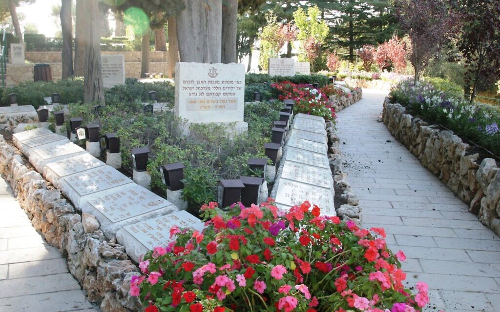 Le mémorial du soldat David Livingston, dans le jardin des soldats morts au combat. (Crédit : Shmuel Bar-Am)