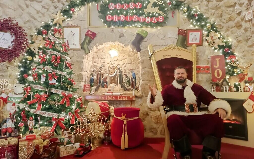 Issa Kassissieh dans sa Maison du père Noël, créée dans sa maison familiale, ancienne de 700 ans, le 14 décembre 2023. (Crédit : Gianluca Pacchiani/Times of Israel)