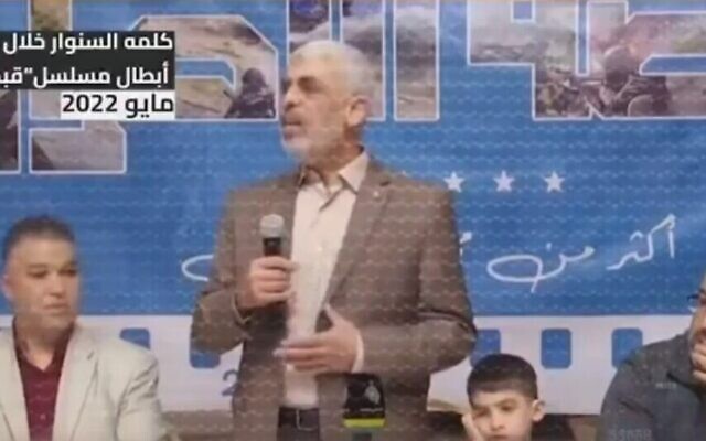 Le chef du Hamas à Gaza, Yahya Sinwar, s'exprime lors d'une cérémonie en 2022 au cours de laquelle des prix ont été décernés à une série télévisée du Hamas représentant une invasion du Hamas en Israël. (Capture d'écran de la Douzième chaîne, utilisée conformément à l'article 27a de la loi sur le droit d'auteur)