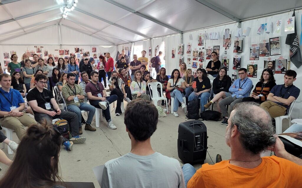 Des étudiants d'universités nord-américaines écoutant des proches d'otages de Gaza sur la "Place des Otages", à Tel Aviv, le 27 décembre 2023. (Crédit : Canaan Lidor/Times of Israel)