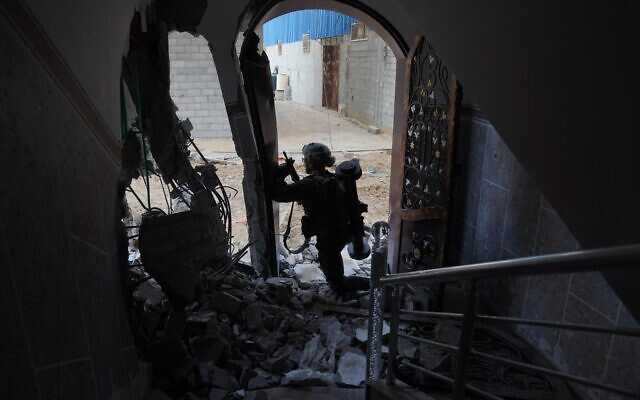 Des soldats de Tsahal opérant dans la bande de Gaza sur cette photo publiée le 12 décembre 2023. (Crédit : Armée israélienne)