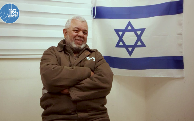 L'ancien ministre des communications du Hamas, Yousef al-Mansi, interrogé par le Shin Bet, dans une vidéo publiée le 10 décembre 2023. (Crédit : Shin Bet)