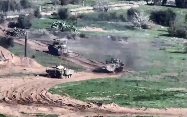 Des véhicules blindés israéliens de la 36e division roulent dans le centre de Gaza, dans une vidéo publiée le 26 décembre 2023. (Crédit : Armée israélienne)