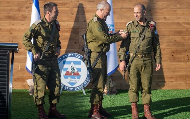Le général de brigade Yaki Dolf, à droite, le nouveau chef de la division de Cisjordanie, lors d'une cérémonie de passation de pouvoir avec le chef du Commandement du Centre, le général de division Yehuda Fox, au centre, et le chef sortant de la division, le général de brigade Avi Blot, le 20 décembre 2023. (Crédit : Armée israélienne)